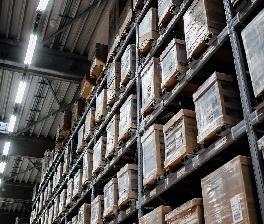 Warehouse aisle with palletized goods (stock photo)